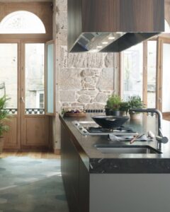 Equilibrio entre lujo y calidez en diseños de cocinas modernas