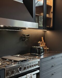 Integración de electrodomésticos premium en cocinas modernas minimalistas