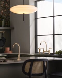 Colección VAIA en Brushed Dark Platinum en cocinas modernas de concepto abierto Colección VAIA en Brushed Dark Platinum en cocinas modernas de concepto abierto