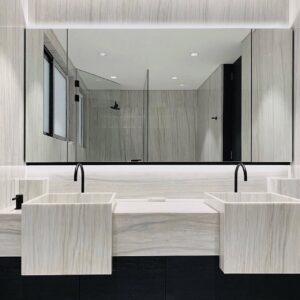 Integración de porcelanatos tipo mármol y grifería de alta gama Integración de porcelanatos tipo mármol y grifería de alta gama